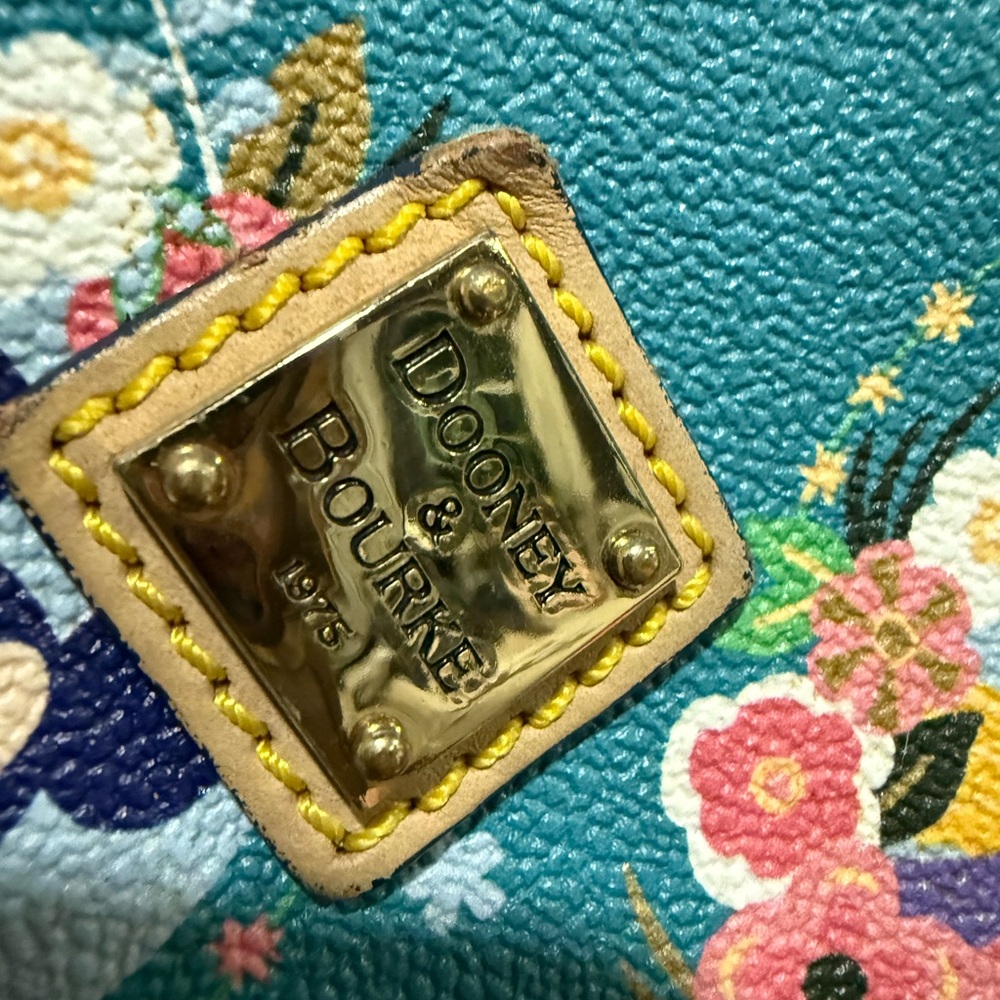 Disney Dooney & Bourke Epcot International Flower & Garden Festival wristlet - Picture 3 of 13